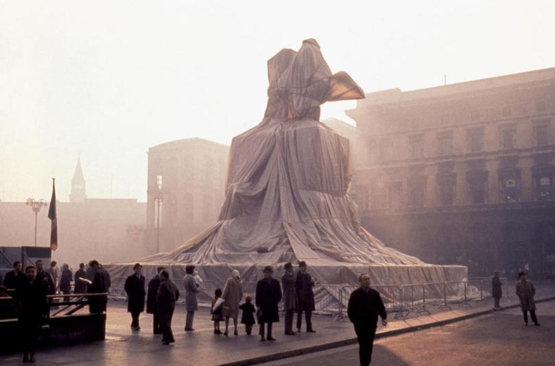 1970-Christo-a-Milano-imbusta-Vittorio-Emanuele-II-A